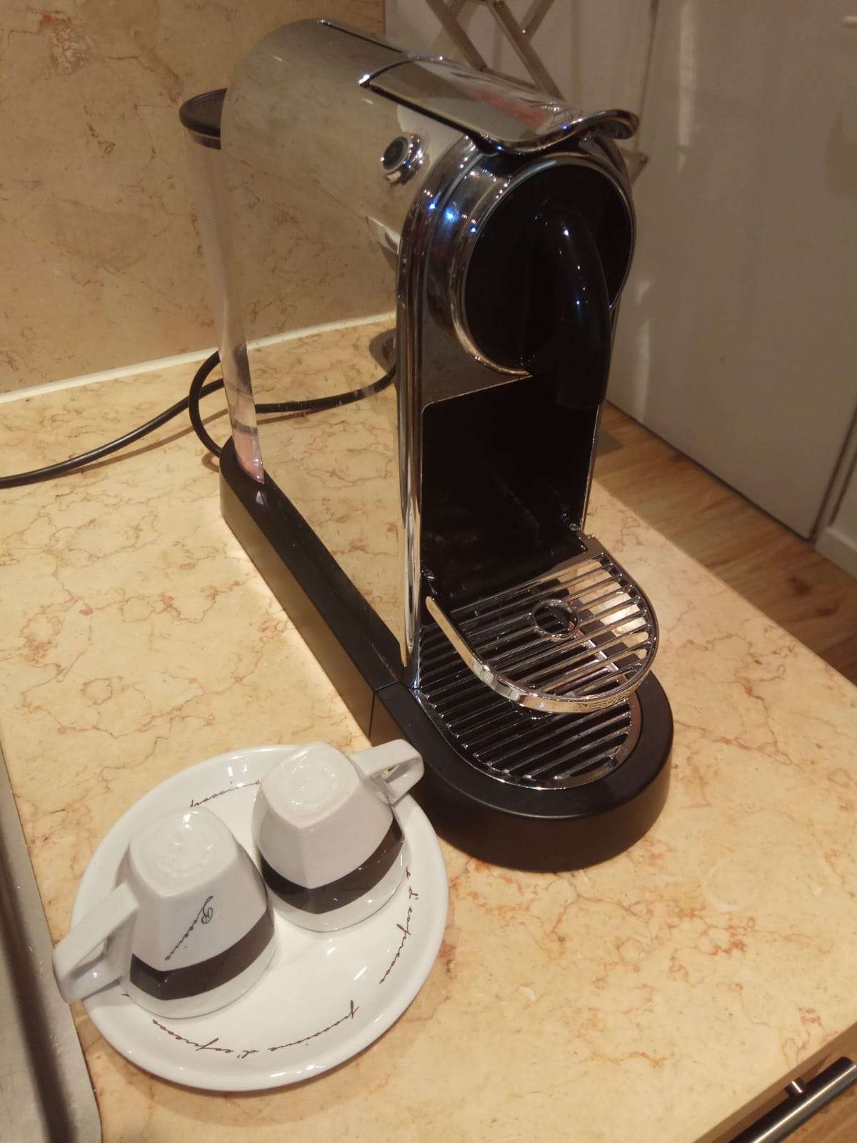מטבחון מאובזר הכולל מכונת אספרסו