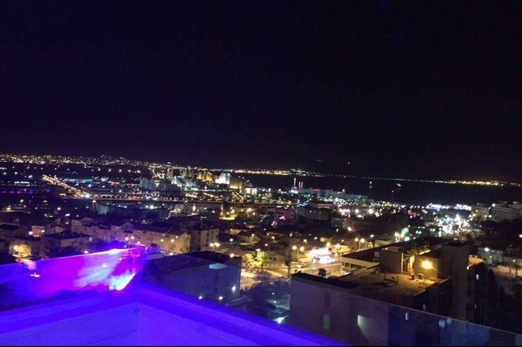 מקלחת ושירותים מפוארים של המקדש הלבן